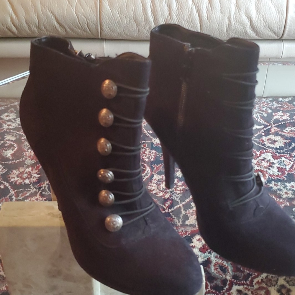 Boots - Picture 4 of 4